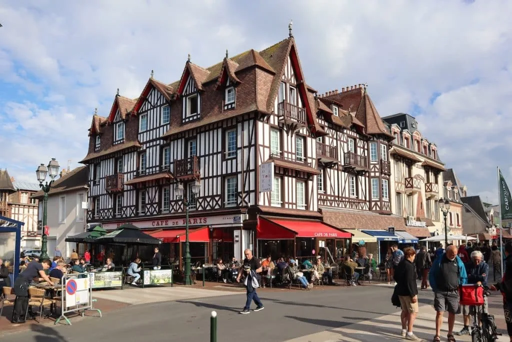Bâtisse anglo-normande à colombages et café en terrasse dans le centre de Cabourg