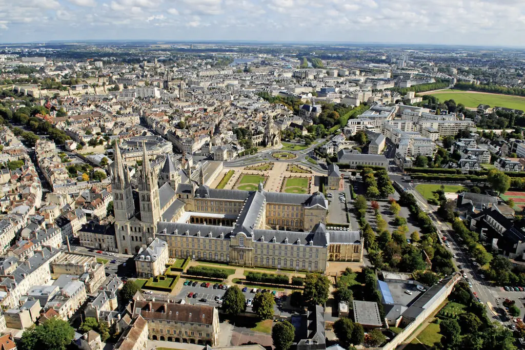Vue aérienne du centre de Caen, avec l’Abbaye aux Hommes et l’hôtel de ville au premier plan