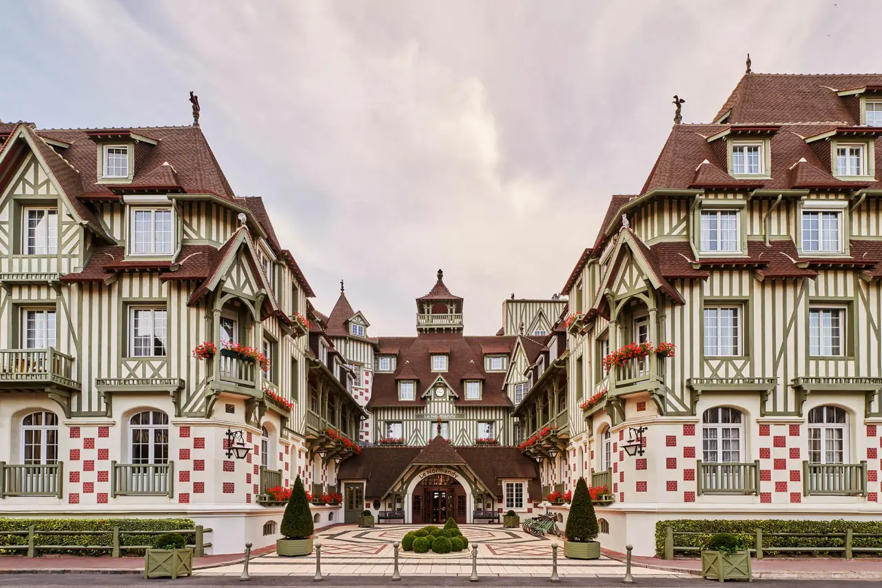 Façade à colombages normands et cour d’honneur d’un grand hôtel de Deauville