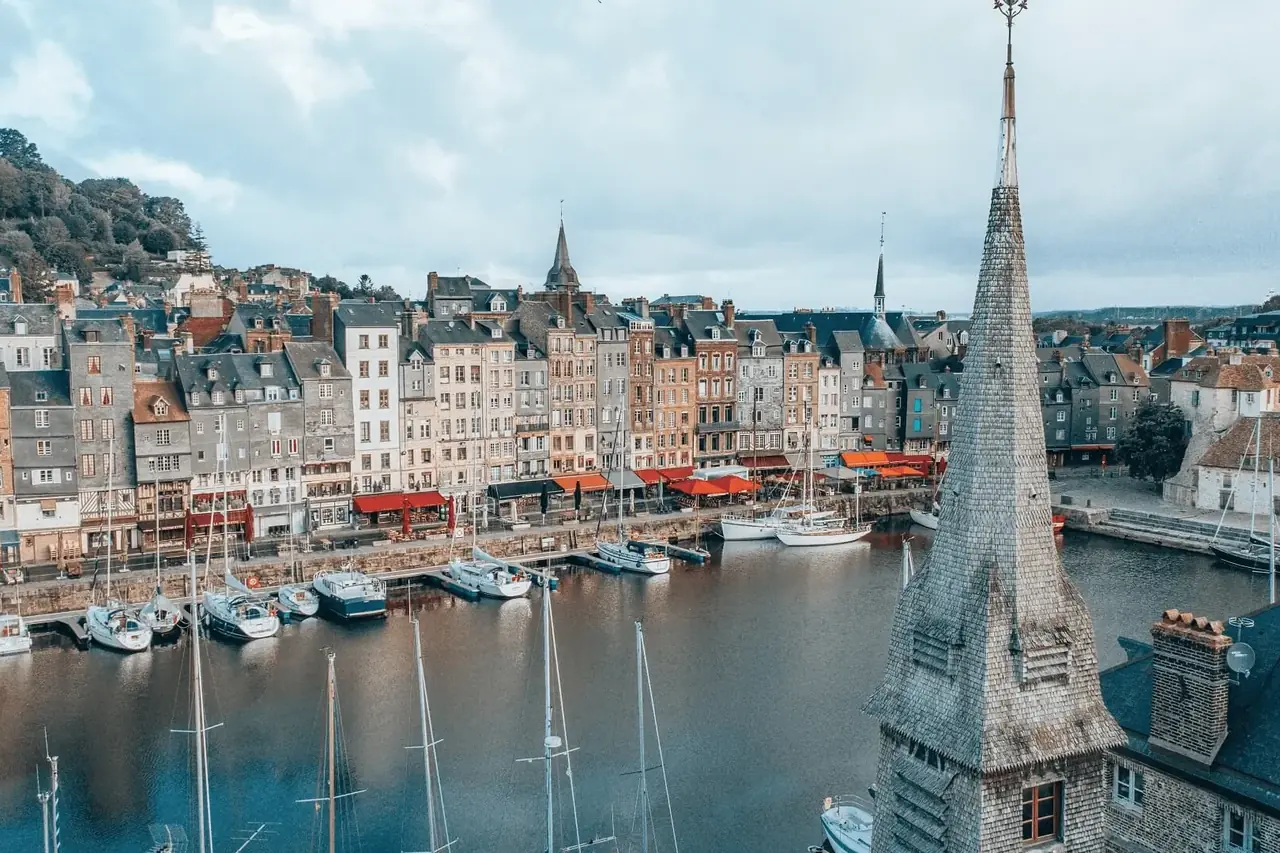 Le Vieux Bassin de Honfleur, ses voiliers et les hautes maisons du quai Sainte-Catherine