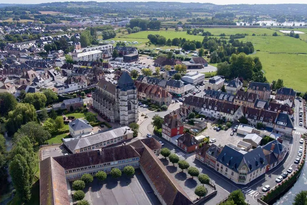 Vue aérienne du bourg de Pont-l’Évêque entouré des prairies du Pays d’Auge
